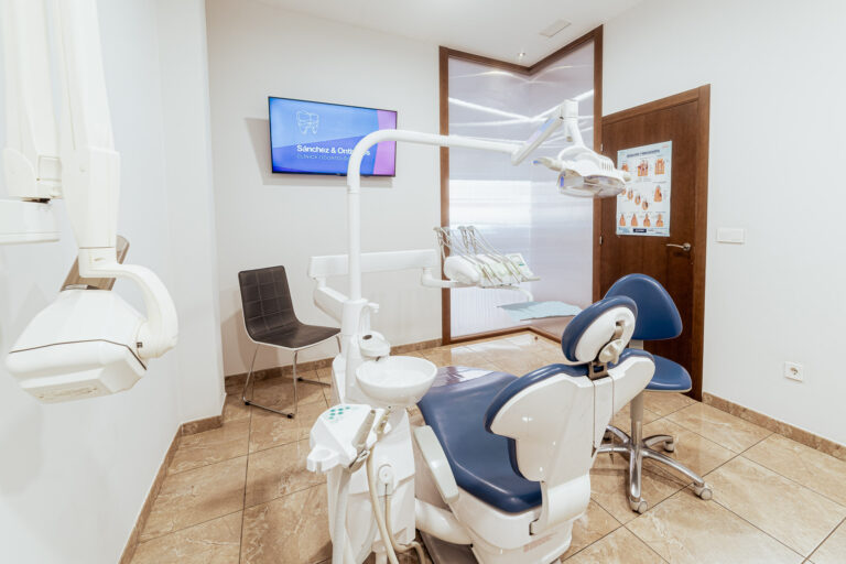 Una consulta junto con un sillón y equipo dental