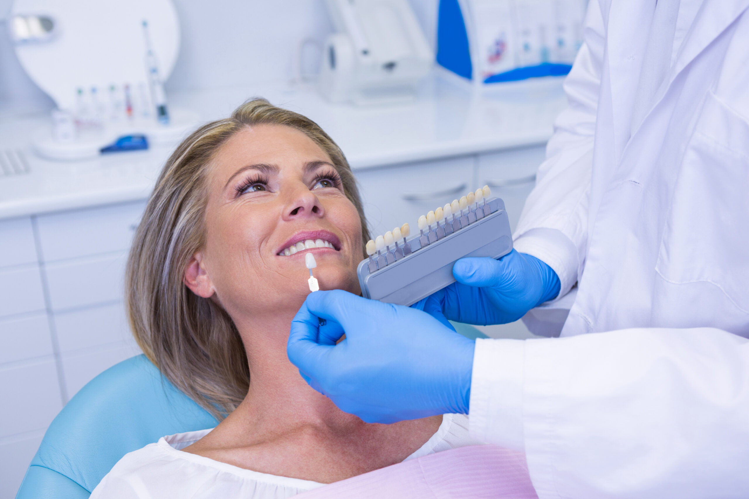 Mujer eligiendo su tono de blanqueamiento dental